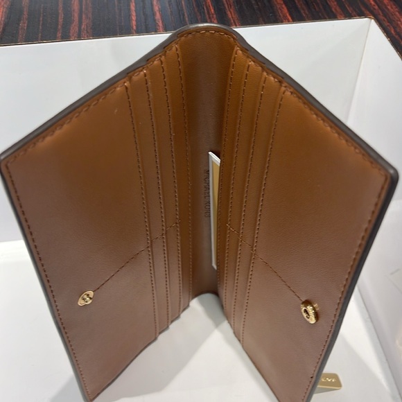 Michael Kors Reed Large Bifold Signature Snap Wallet Card Case 
Brown 
NWT - Picture 10 of 16